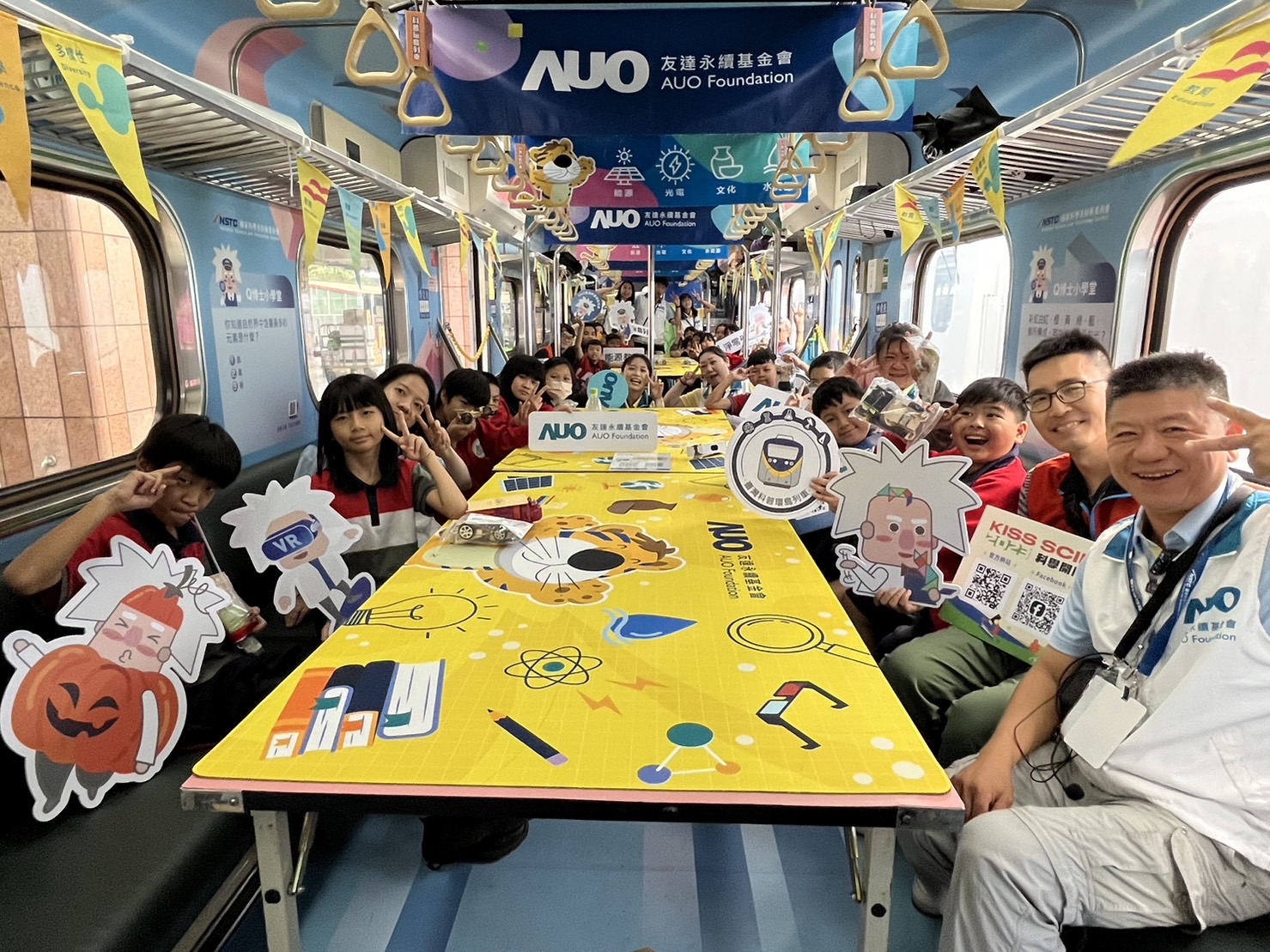 友達永續基金會參與「臺灣科普環島列車」，設計基礎科學車廂課程，以「淨零碳排和永續能源」為主題，讓學生透過創意實驗認識淨零知識，以及思考生活中的減碳行為