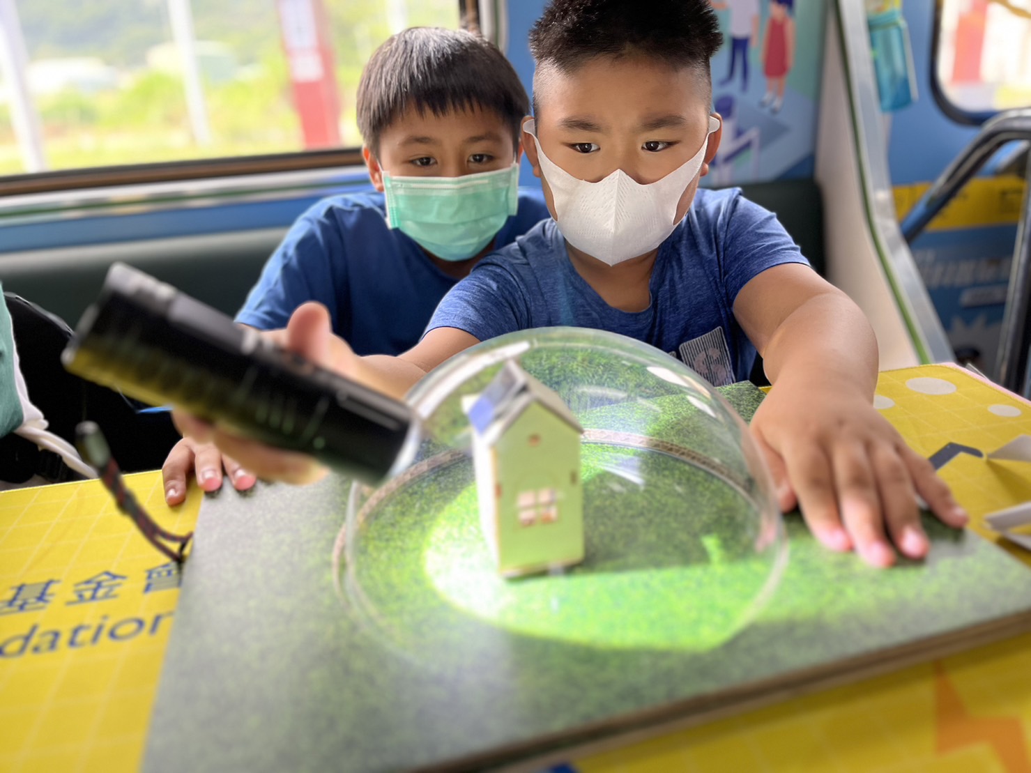 友達參與基礎科學主題車廂，以STEAM教學精神，設計「逐日科學家」、「太陽能工程師」以及「淨零建築師」三大能源科普課程和實驗