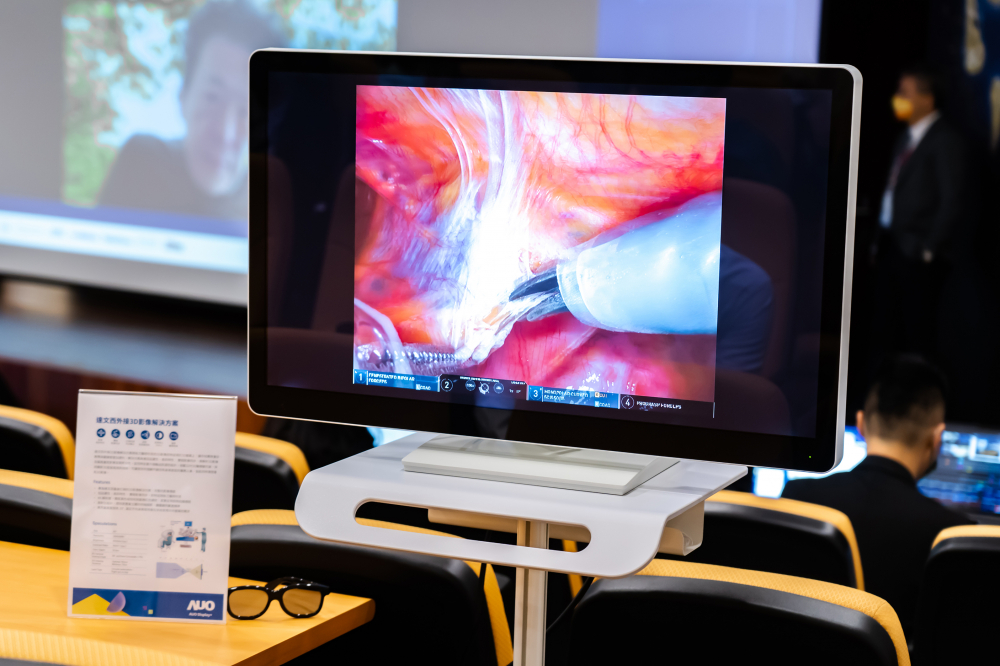 達擎於「國際大腸直腸外科論壇」中，成功導入達文西外接3D影像解決方案。透過達擎即時影像處理技術轉換為成1080p的高解析度畫質，將3D擬真畫面即時呈現於32吋4K 3D醫療顯示器