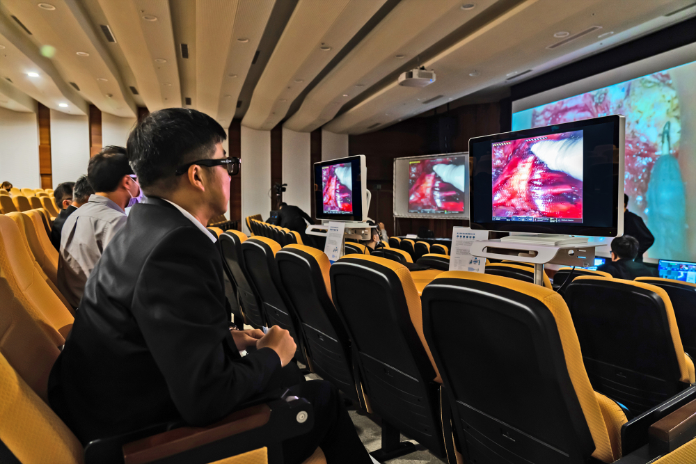 達擎之「達文西外接3D影像解決方案」，將達文西手術機器手臂的3D影像即時連線轉播，在會議室觀摩的醫師們只要戴上偏光眼鏡，就能與執刀醫師看到同步的3D立體影像，如臨操作台現場，縮短達文西手術的學習曲線