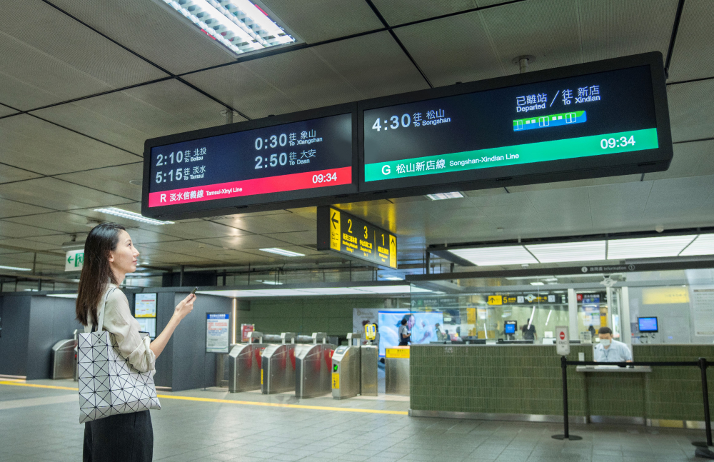 達擎TARTAN顯示器的特殊長條型比例非常適合空間與高度有限的大眾運輸場域應用，具備工業等級高品質、高亮度、高解析與高色彩飽和度等優勢，打造都會智能車站新風貌。