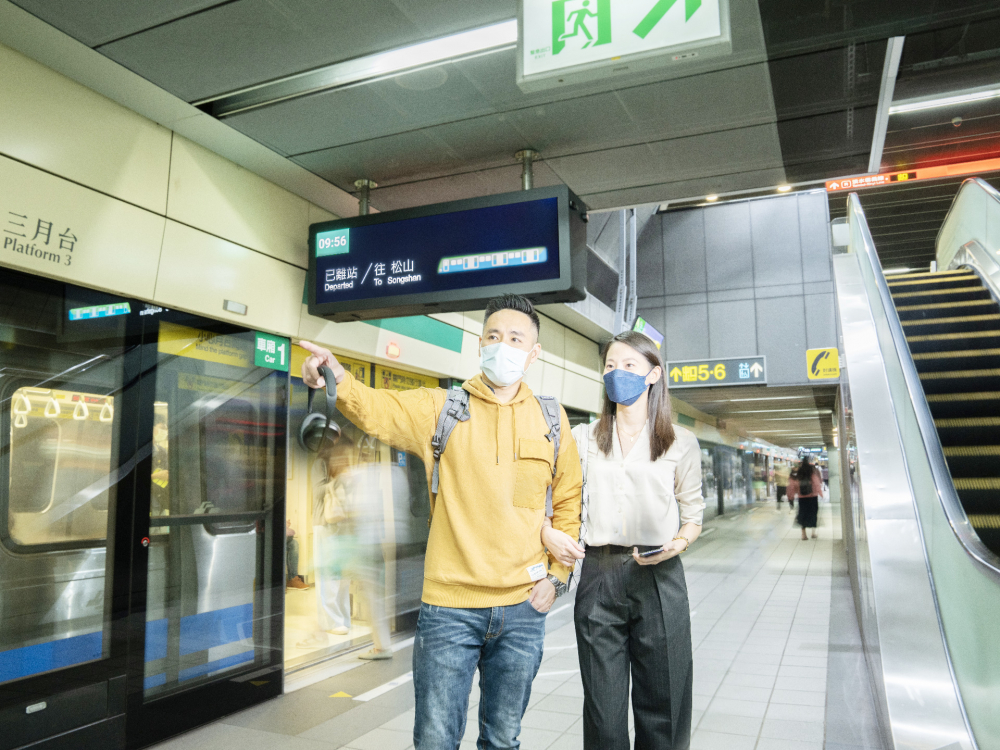 友達旗下達擎之客製化TARTAN顯示器，於台北捷運中山站亮相。以獨特長條型比例與高畫質特色，為台北捷運站帶來嶄新的都會車站風貌