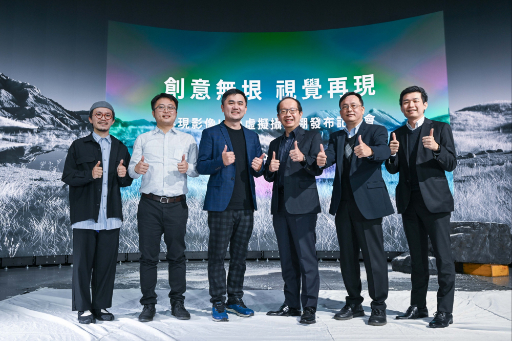 友達光電與再現影像攜手，於中影製片廠建置全台首座提供嶄新一站式整合服務的LED虛擬製作攝影棚（圖左至右：再現影像視覺總監郭憲聰、再現影像營運總監黃棨雋、再現影像藝術總監與導演紀柏舟、友達光電技術長廖唯倫、友達光電系統設計製造服務事業總部副總經理曾天龍、友達光電系統產品事業資深處長蘇聖倫）