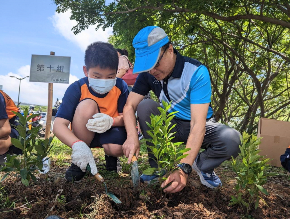友達綠色志工及眷屬一起植下樹苗，親手打造綠帶景觀及動植物的友善棲息環境