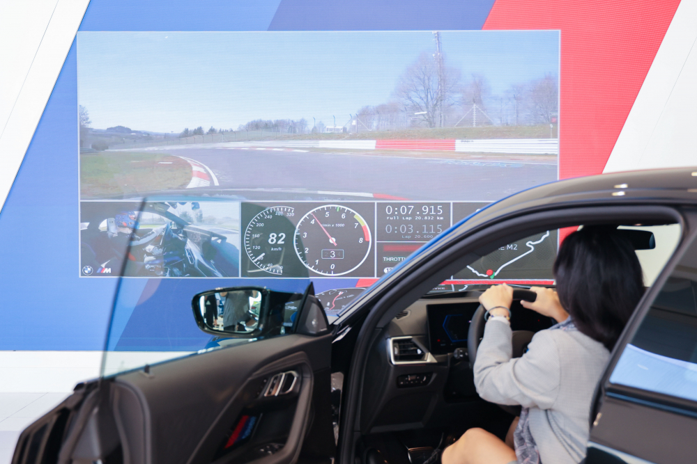 顧客按下虛擬Engine Start按鈕，啟動預選車款的引擎聲浪，螢幕同時呈現德國紐柏林賽道的試駕畫面，坐進車內一秒化身駕駛員馳騁奔騰