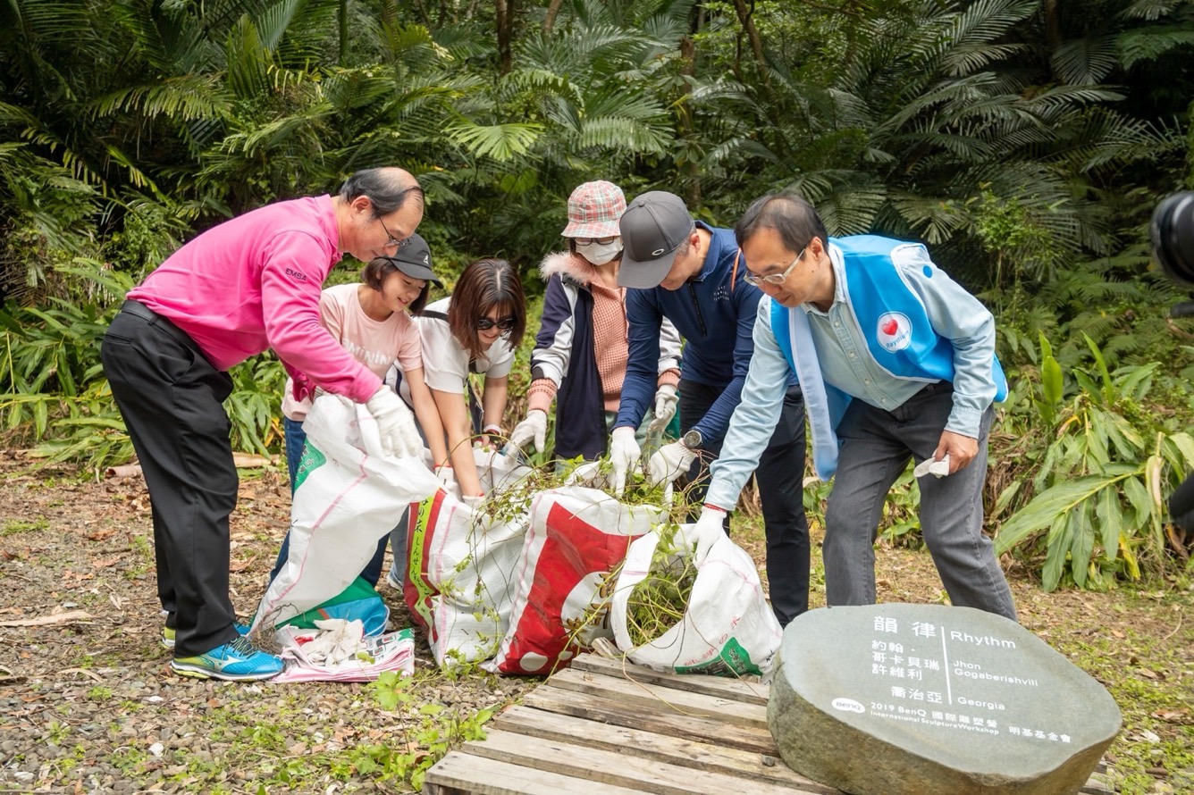 為共同守護在地物種，友達永續基金會號召志工認識並移除「綠癌」: 外來入侵種小花蔓澤蘭