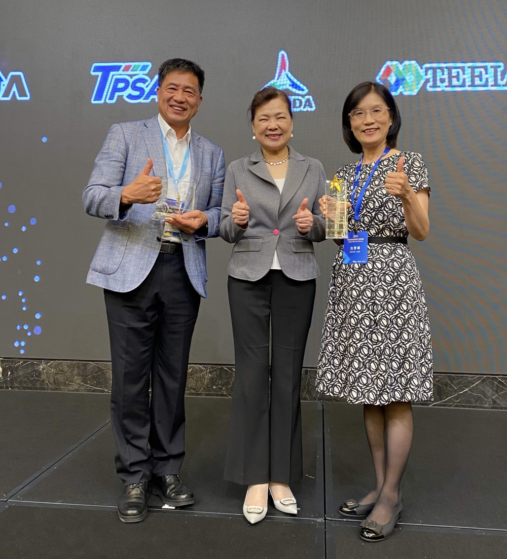 友達致力推動永續發展，於Touch Taiwan2024以3R策略貫穿Display、ESG展位實現綠色展覽目標之成果，Display展位獲綠色裝潢設計鑽質獎最高榮譽，ESG同獲金質獎殊榮。由經濟部長王美花（中）親自頒予友達光電董事長彭双浪（左）、友達光電永續長古秀華（右）