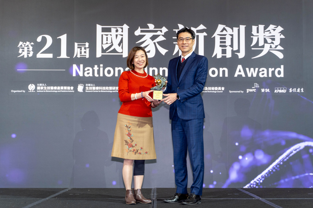 友達旗下子公司友達耘康與達擎分別以「中醫數位化檢測解決方案」及「寬視角3D醫療顯示器」獲得第二十一屆國家新創獎「智慧醫療與健康科技」類別的「企業新創獎」與「國家新創精進獎」兩項殊榮。圖左為衛生福利部政務次長林靜儀、圖右為友達光電智慧醫療事業群總經理廖世宏