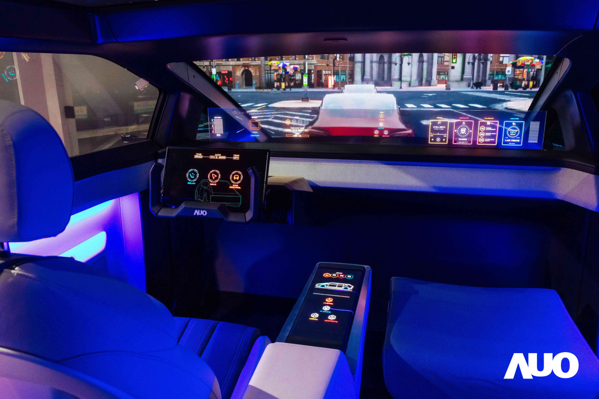 友達新一代智慧座艙Smart Cockpit 2025的Micro LED創新顯示應用中，47.5吋無界透明顯示介面與14.3吋多變形態中控顯示，兩項產品獲得2025智慧顯示應用大賞的智慧移動獎，提供全新的人機互動體驗