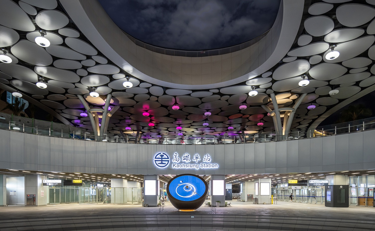 創利空間參與《高雄車站共感空間》公共藝術計畫，擔任視覺科技整合夥伴。於「看時間」天文鐘作品中提供技術指導，整合圓形LED鐘面與鐘體結構，在時間、天象星盤與空間氛圍間生動展演